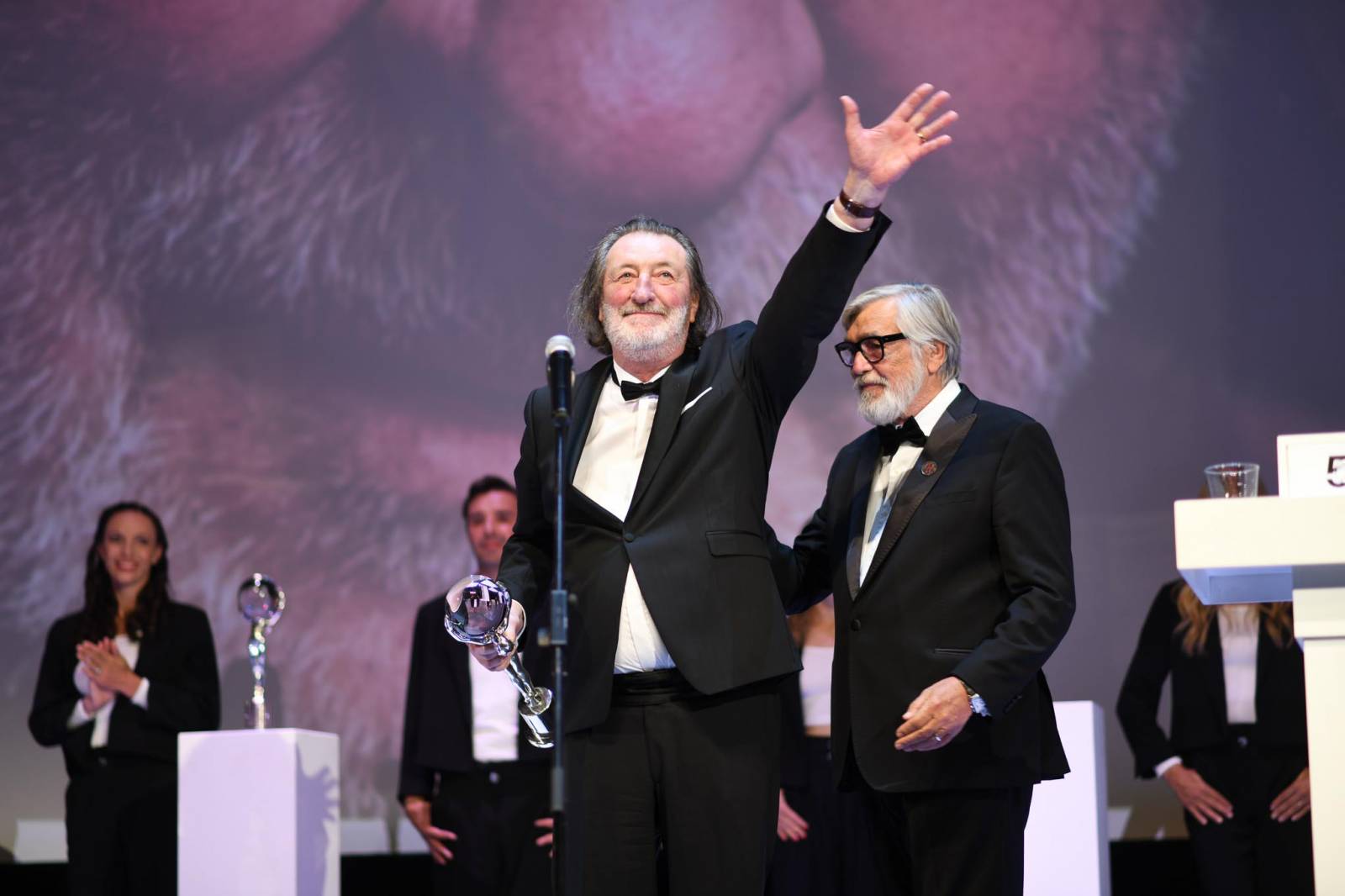 MFF Karlovy Vary vyvrcholil závěrečným ceremoniálem, následovala show Monkey Business s Jakubem Prachařem i Adamem Mišíkem