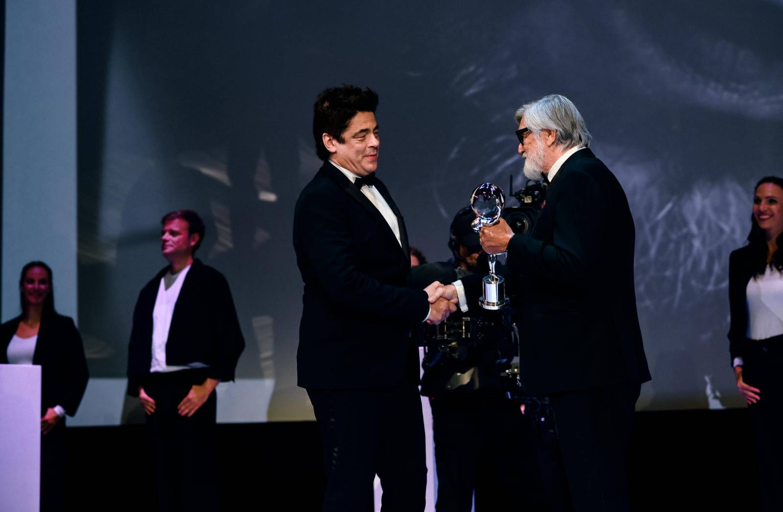 MFF Karlovy Vary vyvrcholil závěrečným ceremoniálem, následovala show Monkey Business s Jakubem Prachařem i Adamem Mišíkem