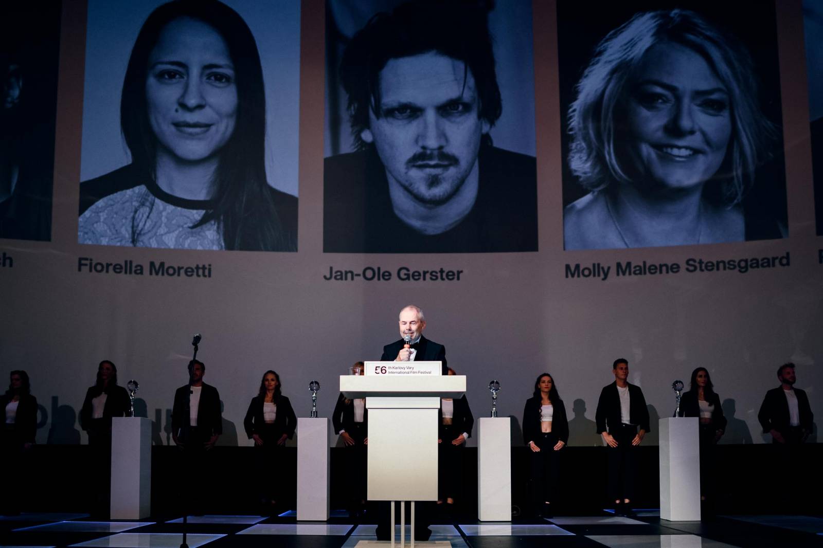 MFF Karlovy Vary vyvrcholil závěrečným ceremoniálem, následovala show Monkey Business s Jakubem Prachařem i Adamem Mišíkem