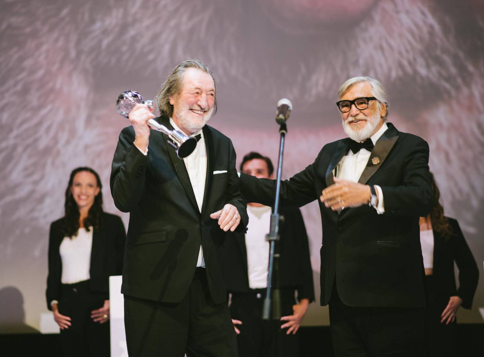 MFF Karlovy Vary vyvrcholil závěrečným ceremoniálem, následovala show Monkey Business s Jakubem Prachařem i Adamem Mišíkem