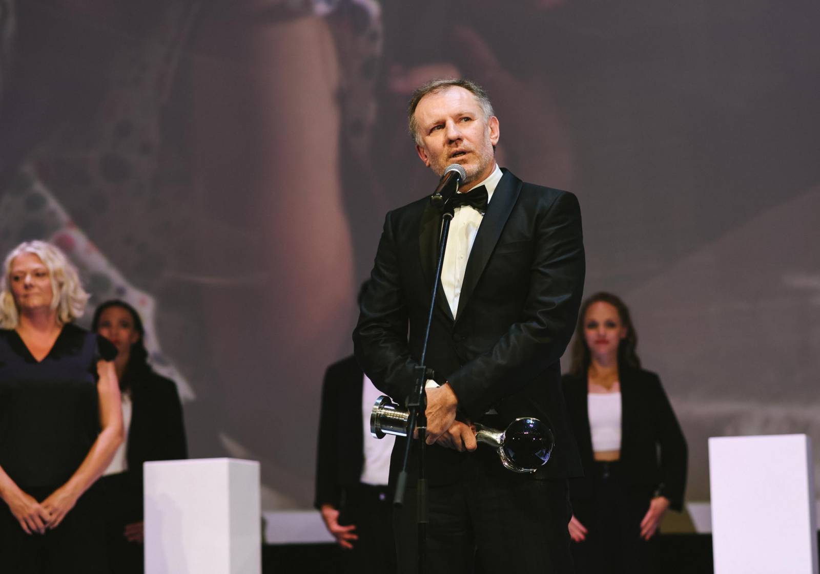 MFF Karlovy Vary vyvrcholil závěrečným ceremoniálem, následovala show Monkey Business s Jakubem Prachařem i Adamem Mišíkem