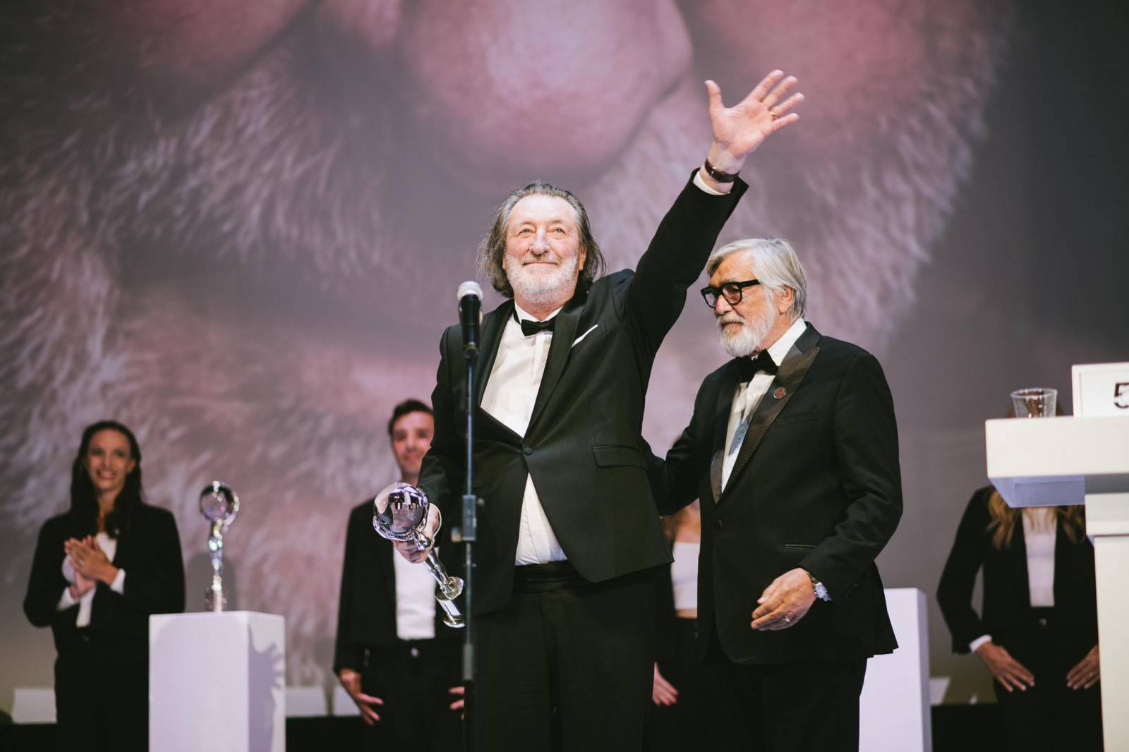 MFF Karlovy Vary vyvrcholil závěrečným ceremoniálem, následovala show Monkey Business s Jakubem Prachařem i Adamem Mišíkem