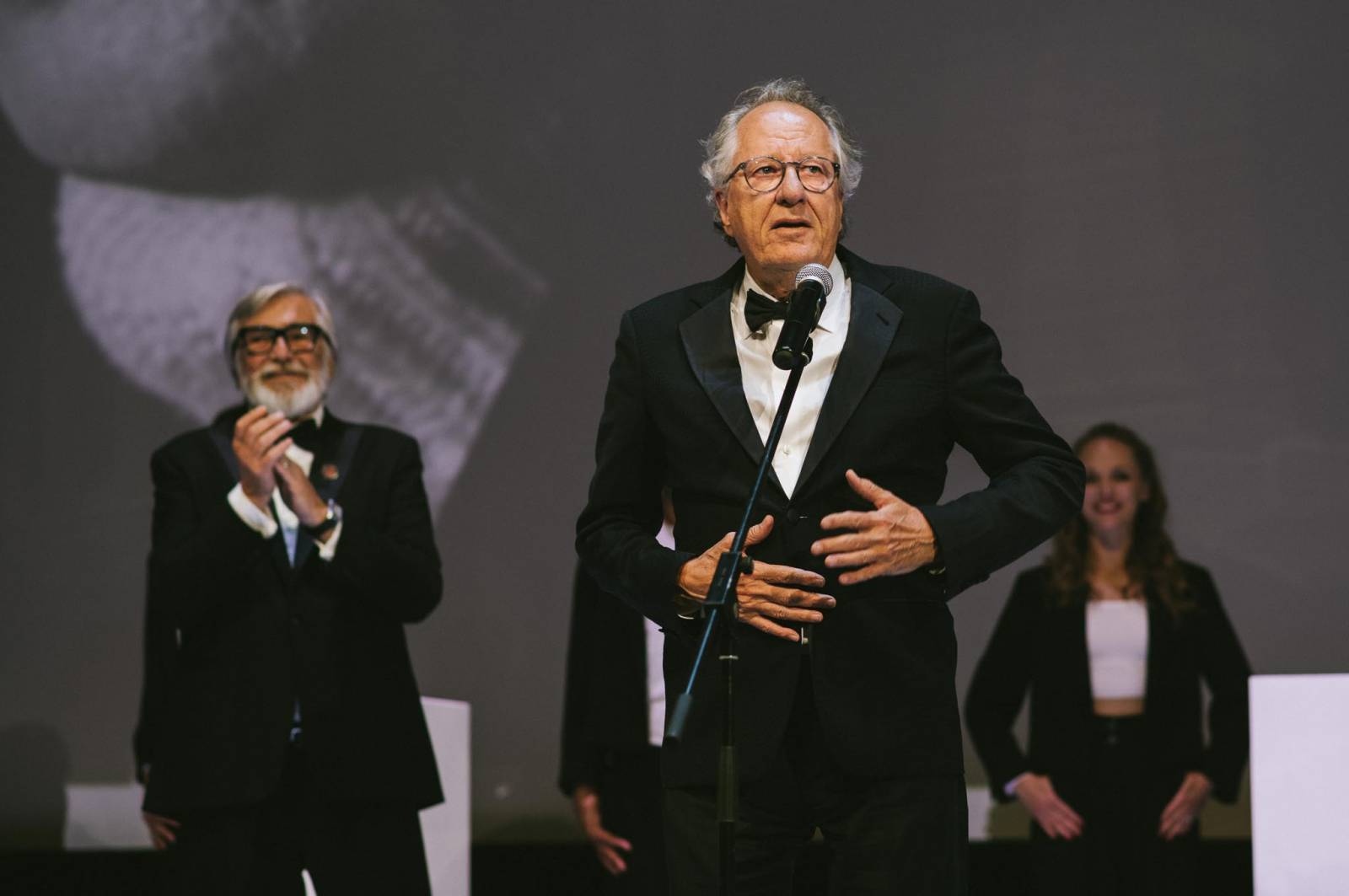 MFF Karlovy Vary vyvrcholil závěrečným ceremoniálem, následovala show Monkey Business s Jakubem Prachařem i Adamem Mišíkem