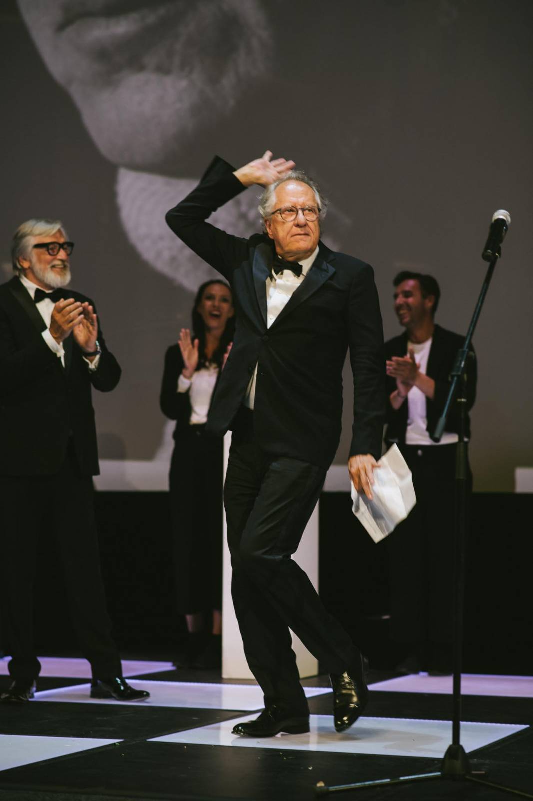 MFF Karlovy Vary vyvrcholil závěrečným ceremoniálem, následovala show Monkey Business s Jakubem Prachařem i Adamem Mišíkem