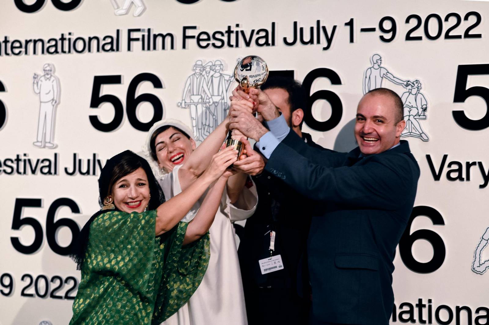 MFF Karlovy Vary vyvrcholil závěrečným ceremoniálem, následovala show Monkey Business s Jakubem Prachařem i Adamem Mišíkem