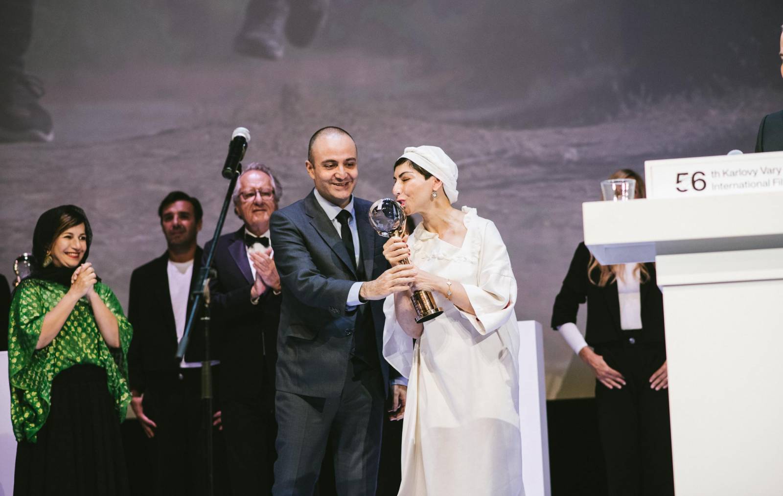 MFF Karlovy Vary vyvrcholil závěrečným ceremoniálem, následovala show Monkey Business s Jakubem Prachařem i Adamem Mišíkem