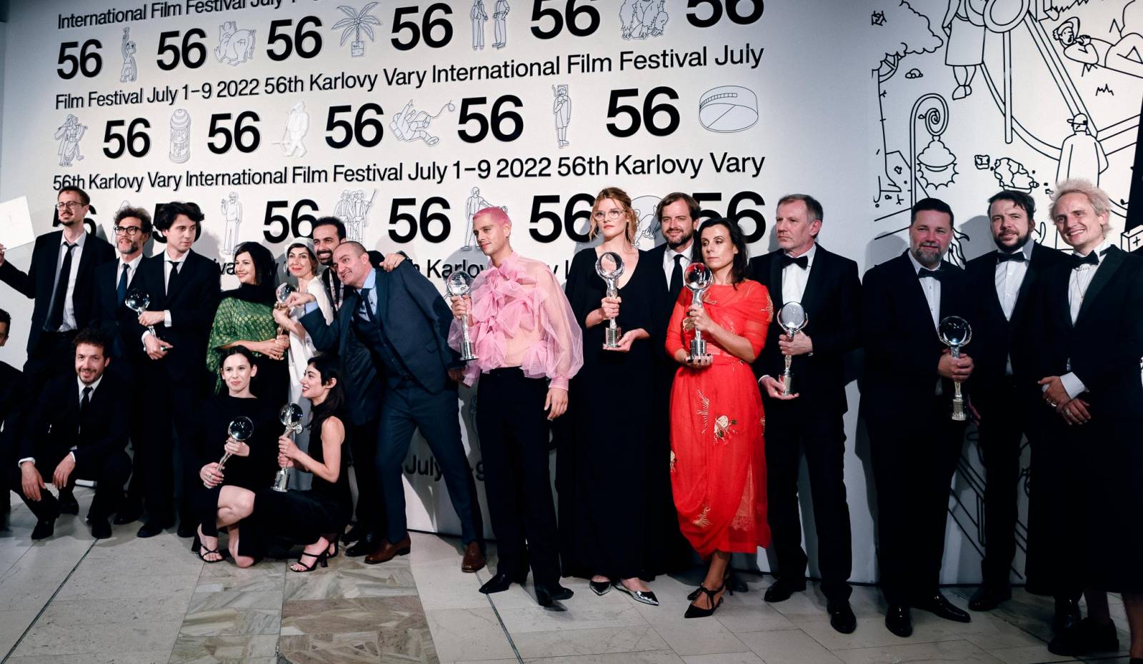 MFF Karlovy Vary vyvrcholil závěrečným ceremoniálem, následovala show Monkey Business s Jakubem Prachařem i Adamem Mišíkem