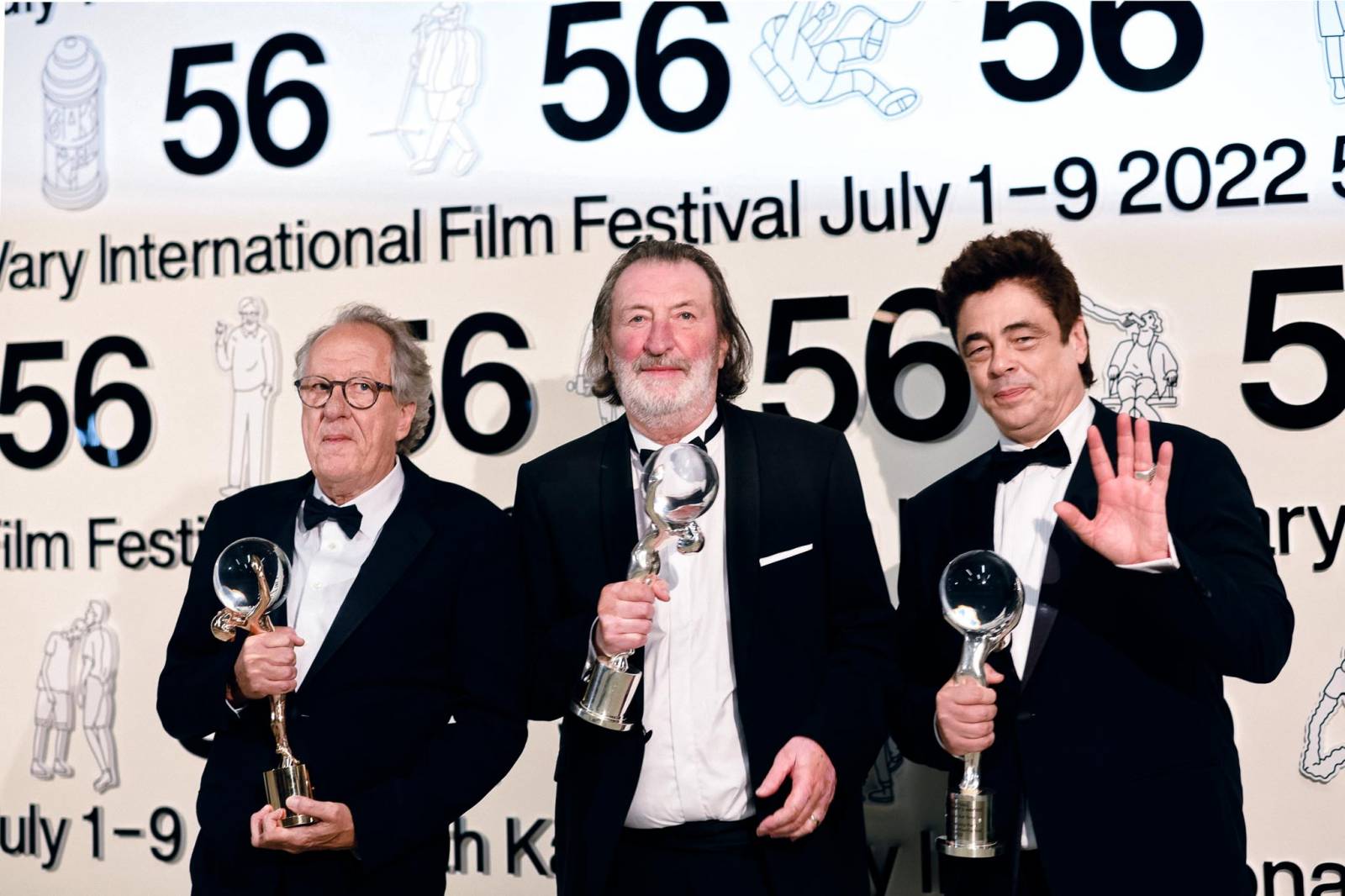 MFF Karlovy Vary vyvrcholil závěrečným ceremoniálem, následovala show Monkey Business s Jakubem Prachařem i Adamem Mišíkem