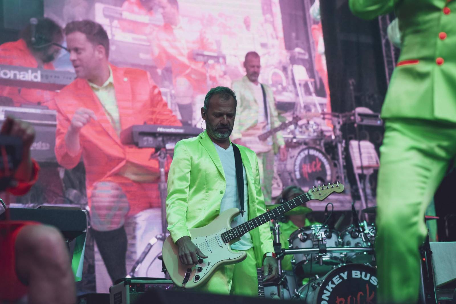 MFF Karlovy Vary vyvrcholil závěrečným ceremoniálem, následovala show Monkey Business s Jakubem Prachařem i Adamem Mišíkem