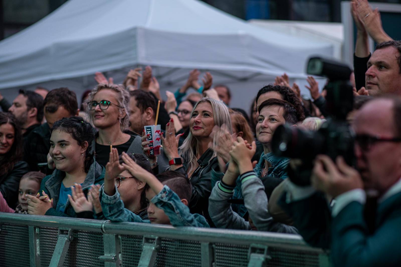MFF Karlovy Vary vyvrcholil závěrečným ceremoniálem, následovala show Monkey Business s Jakubem Prachařem i Adamem Mišíkem
