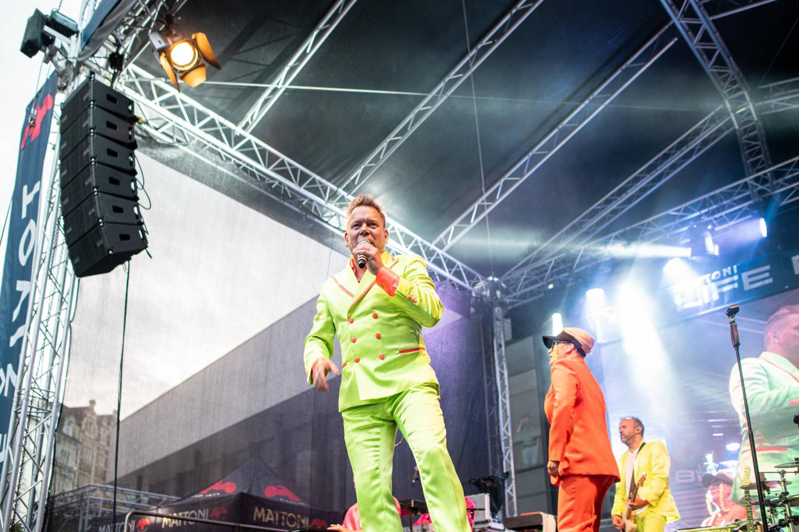 MFF Karlovy Vary vyvrcholil závěrečným ceremoniálem, následovala show Monkey Business s Jakubem Prachařem i Adamem Mišíkem