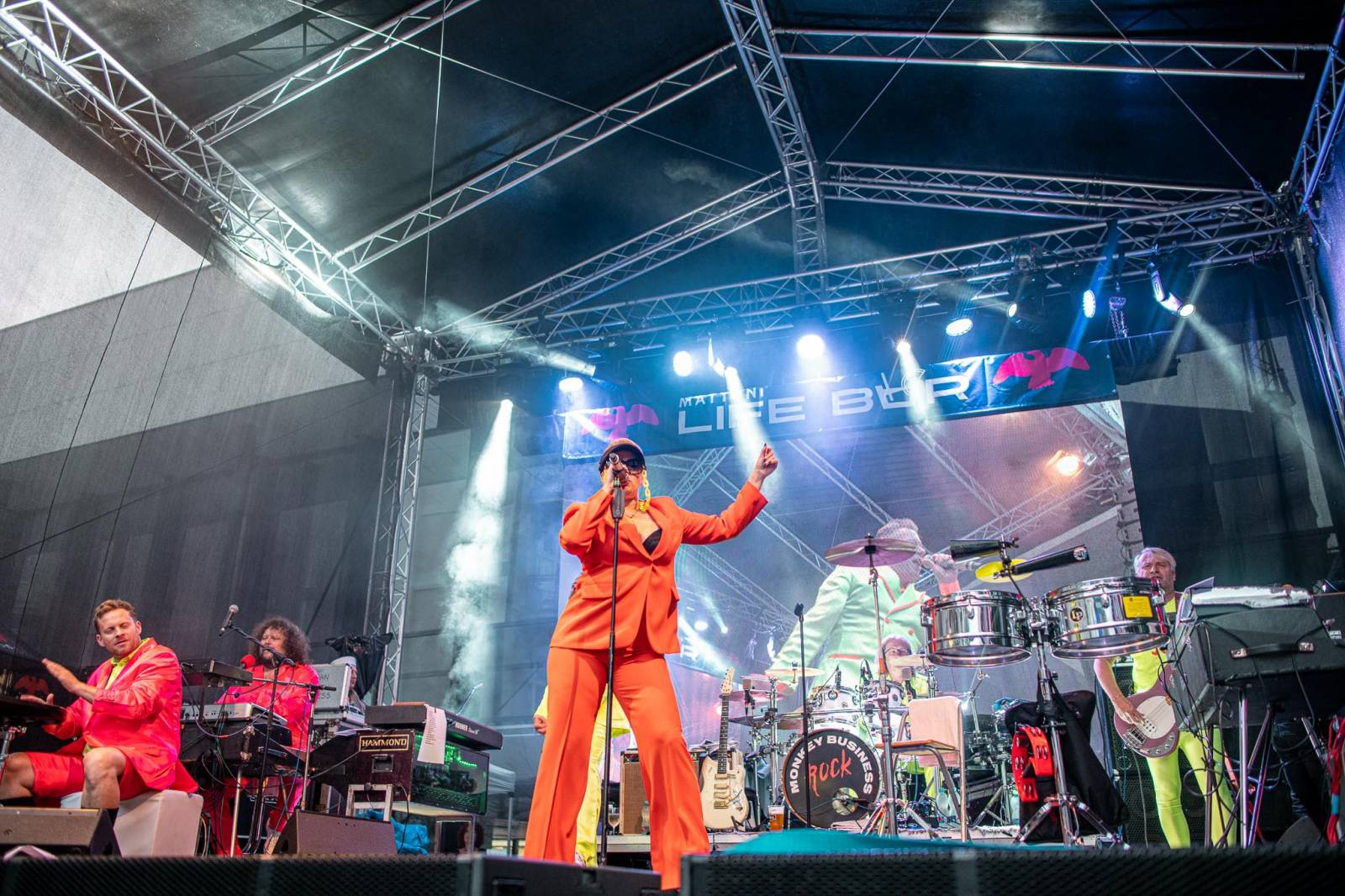 MFF Karlovy Vary vyvrcholil závěrečným ceremoniálem, následovala show Monkey Business s Jakubem Prachařem i Adamem Mišíkem