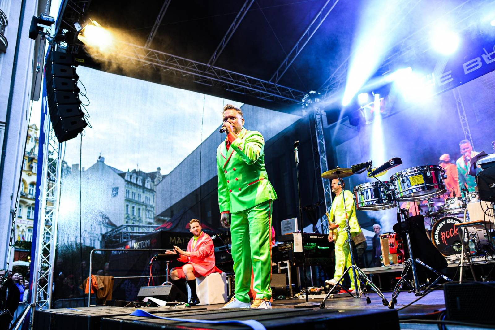 MFF Karlovy Vary vyvrcholil závěrečným ceremoniálem, následovala show Monkey Business s Jakubem Prachařem i Adamem Mišíkem