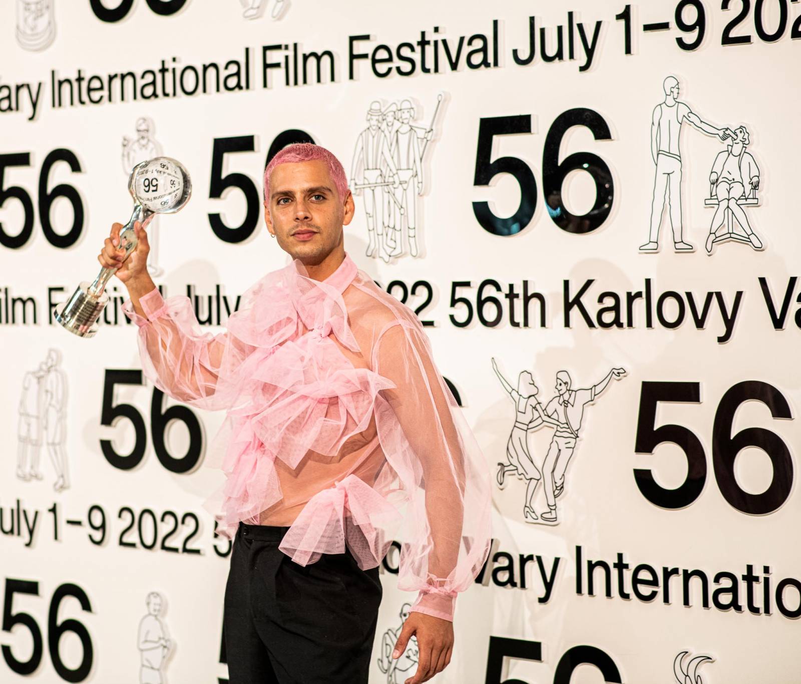 MFF Karlovy Vary vyvrcholil závěrečným ceremoniálem, následovala show Monkey Business s Jakubem Prachařem i Adamem Mišíkem