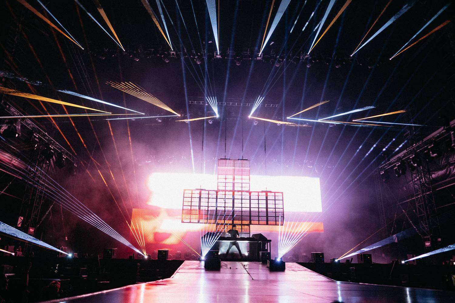 Martin Garrix rozzářil oblohu nad Ostravou, návštěvníkům Colours učarovali i Larkin Poe