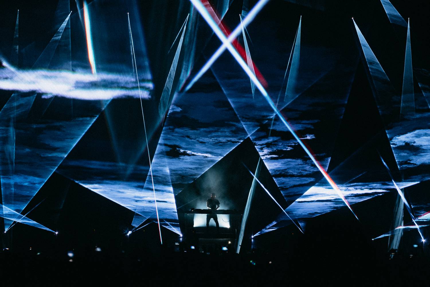 Martin Garrix rozzářil oblohu nad Ostravou, návštěvníkům Colours učarovali i Larkin Poe