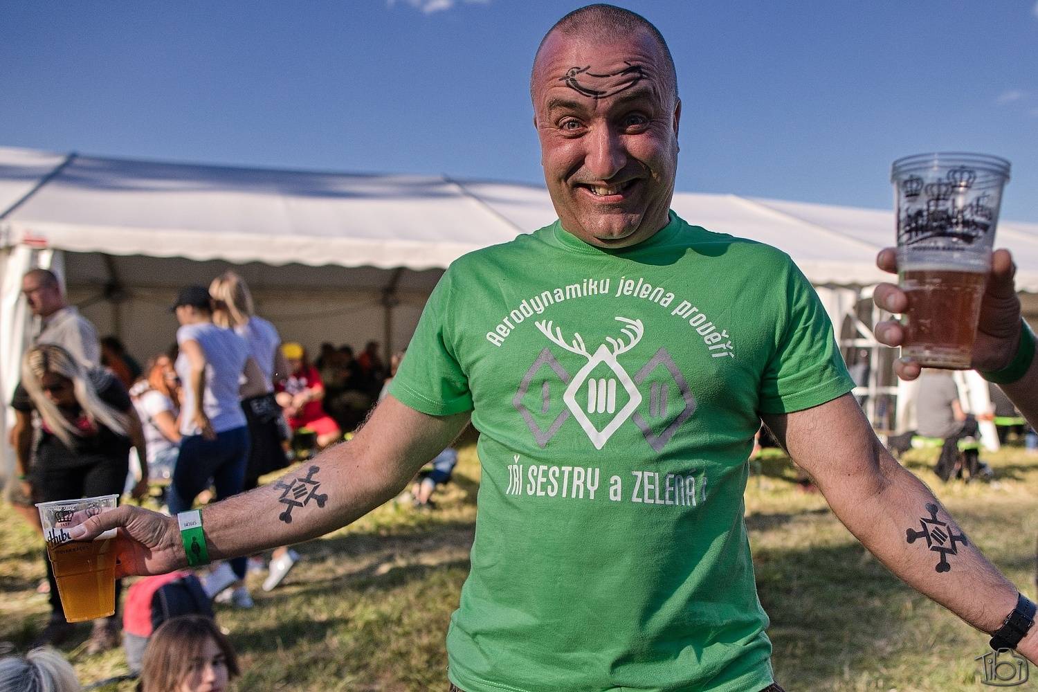 Barvy léta Tří sester přivítaly Mig 21, Alkehol, Lenny nebo E!E