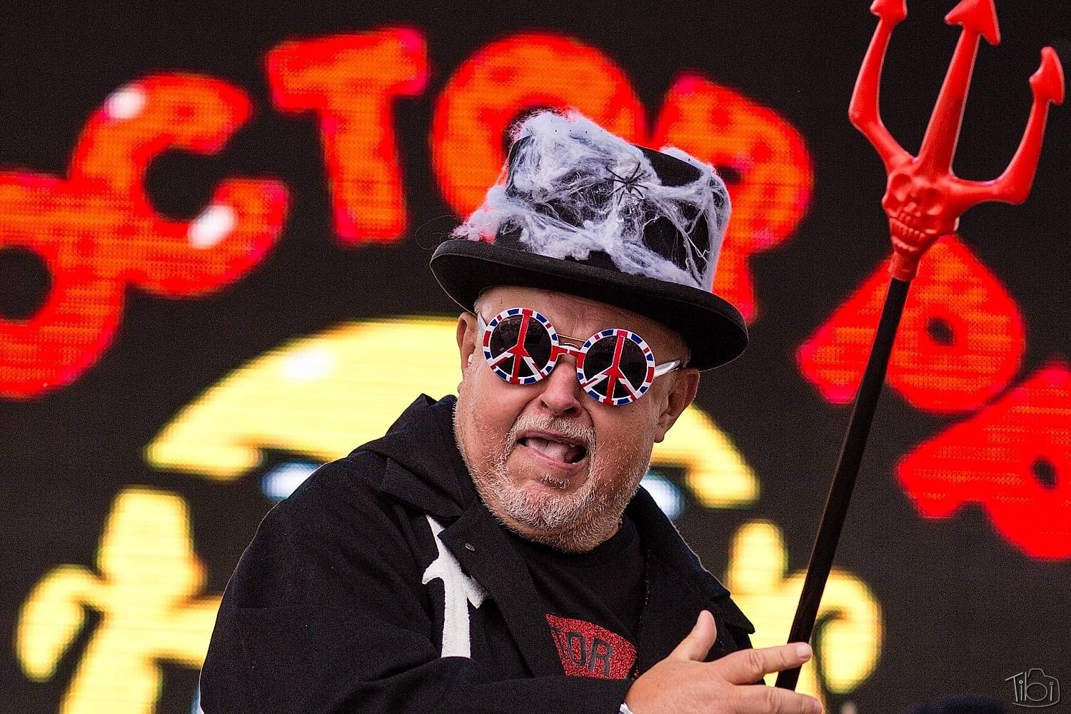 Barvy léta Tří sester přivítaly Mig 21, Alkehol, Lenny nebo E!E