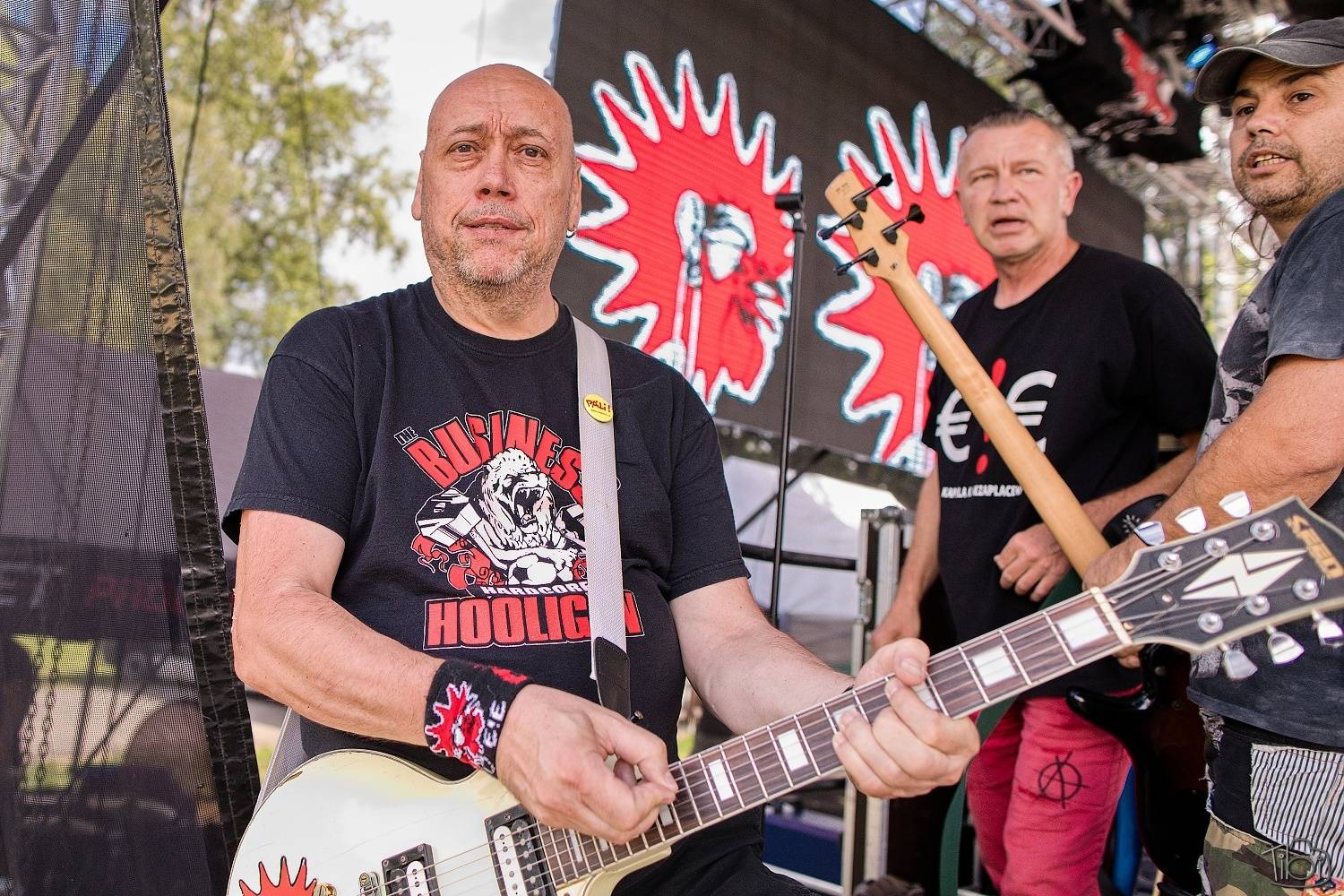 Barvy léta Tří sester přivítaly Mig 21, Alkehol, Lenny nebo E!E