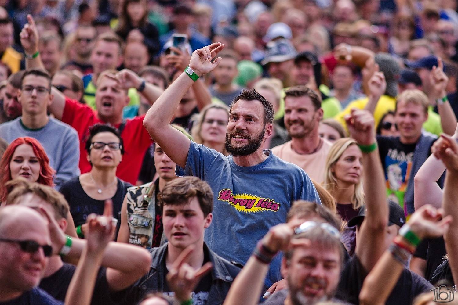 Barvy léta Tří sester přivítaly Mig 21, Alkehol, Lenny nebo E!E