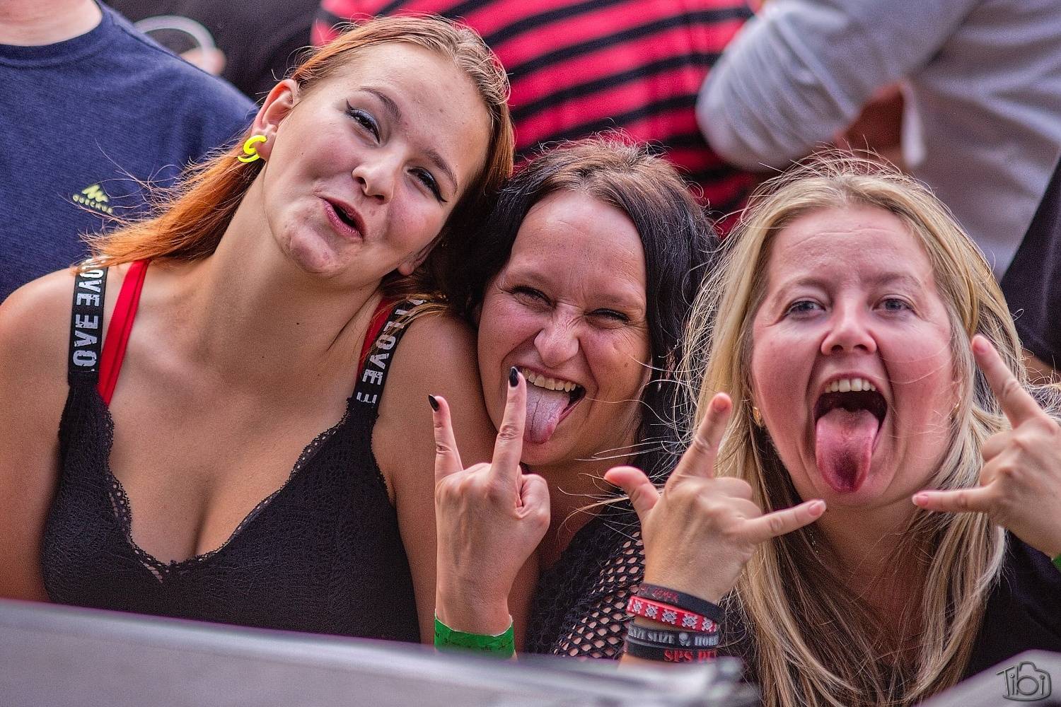 Barvy léta Tří sester přivítaly Mig 21, Alkehol, Lenny nebo E!E