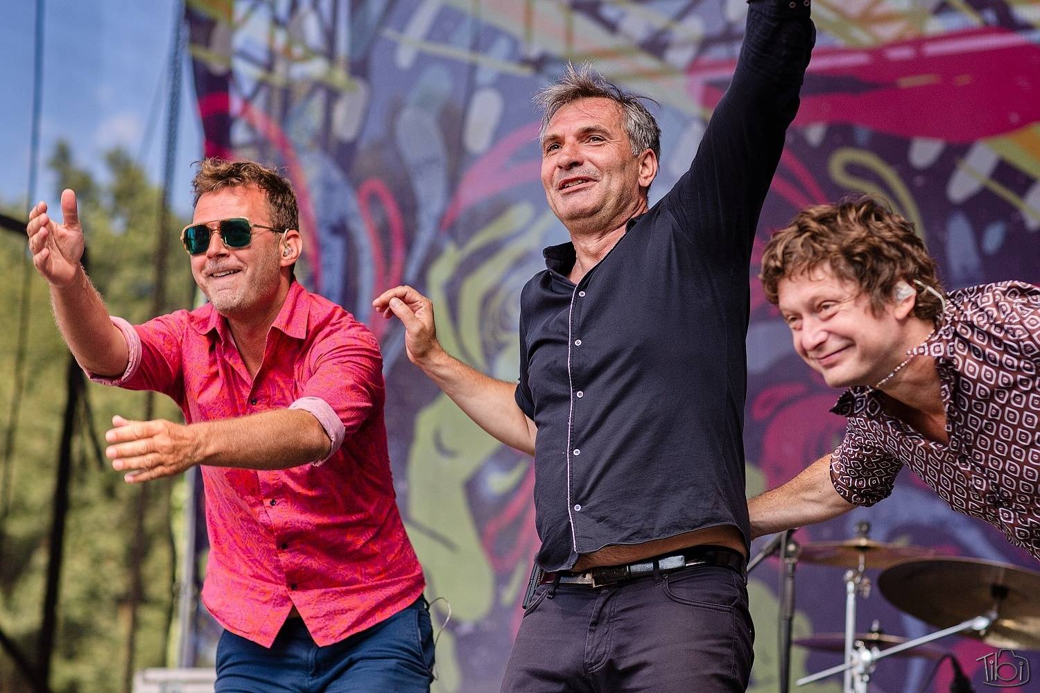 Barvy léta Tří sester přivítaly Mig 21, Alkehol, Lenny nebo E!E