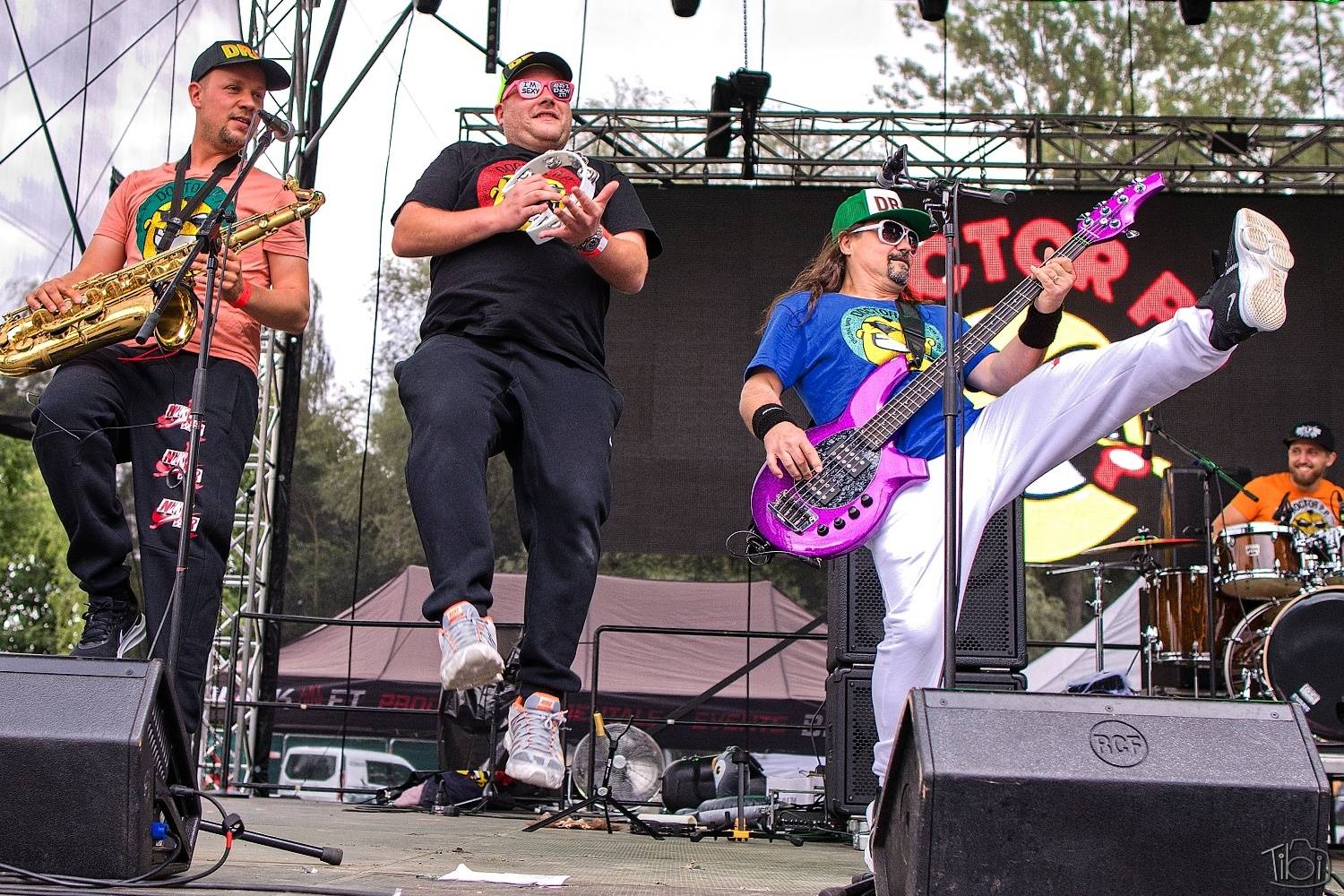 Barvy léta Tří sester přivítaly Mig 21, Alkehol, Lenny nebo E!E