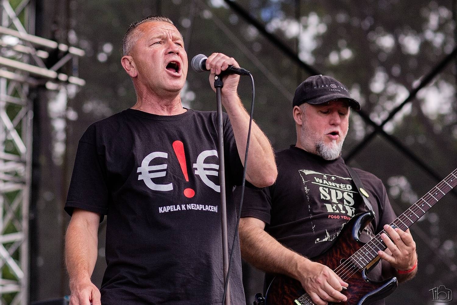 Barvy léta Tří sester přivítaly Mig 21, Alkehol, Lenny nebo E!E