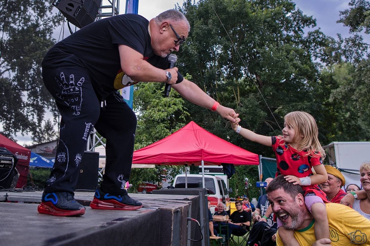 Barvy léta Tří sester přivítaly Mig 21, Alkehol, Lenny nebo E!E