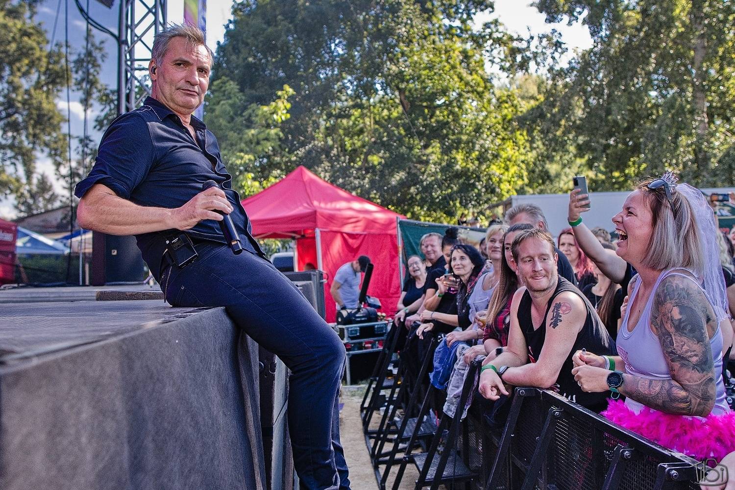 Barvy léta Tří sester přivítaly Mig 21, Alkehol, Lenny nebo E!E