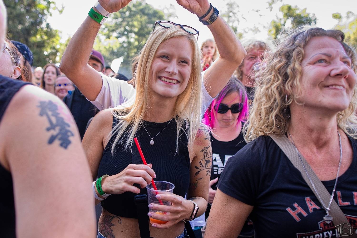 Barvy léta Tří sester přivítaly Mig 21, Alkehol, Lenny nebo E!E