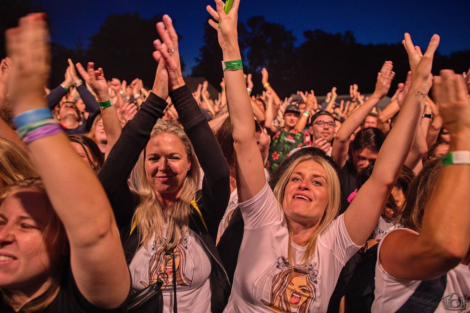 Barvy léta Tří sester přivítaly Mig 21, Alkehol, Lenny nebo E!E