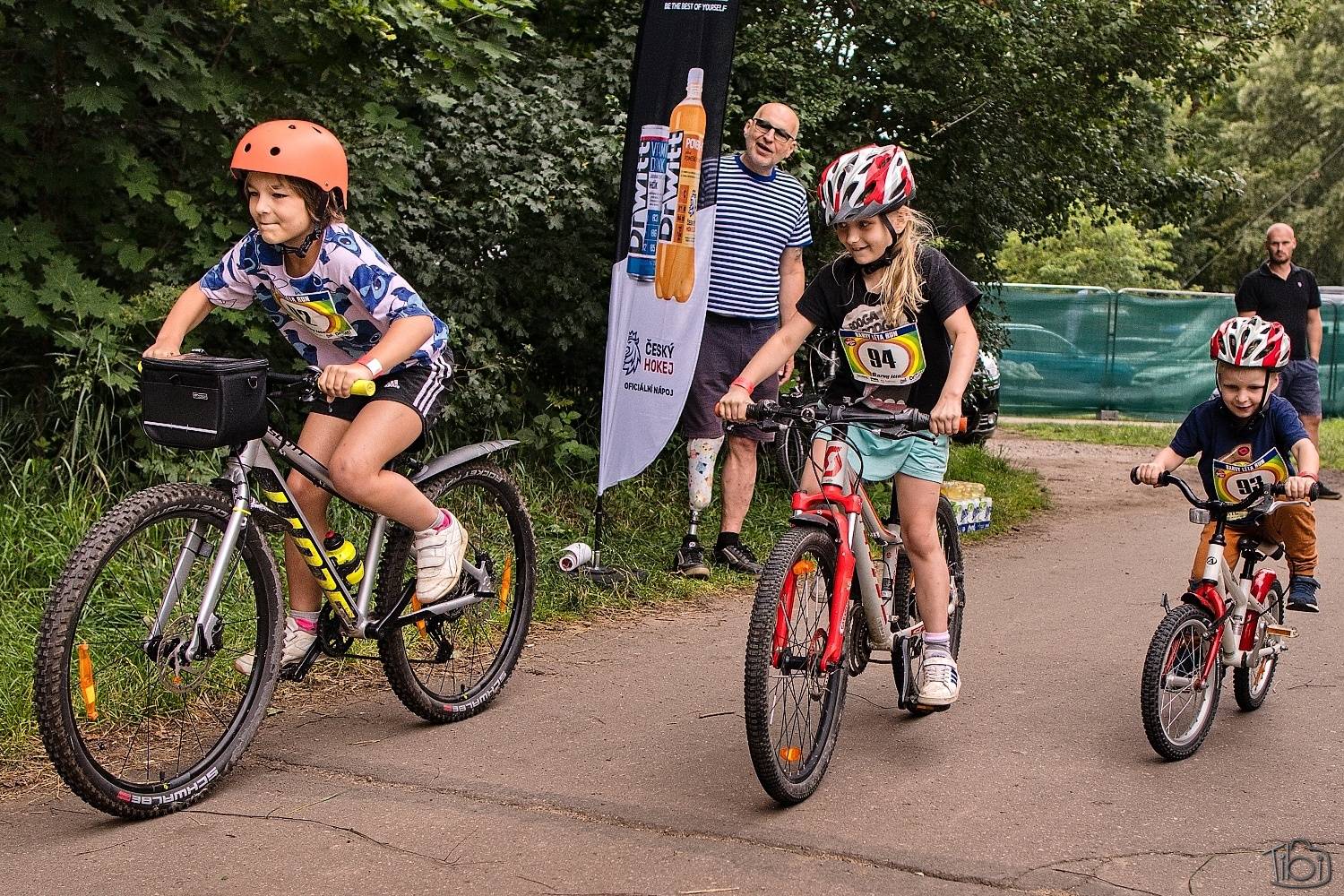 Barvy léta Tří sester přivítaly Mig 21, Alkehol, Lenny nebo E!E