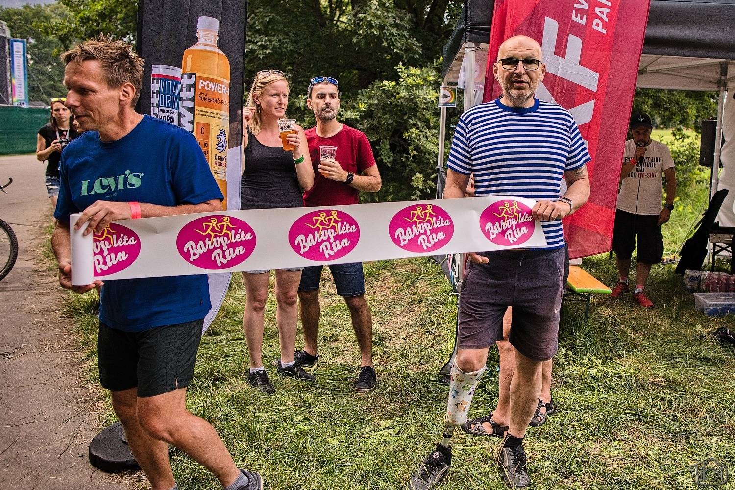 Barvy léta Tří sester přivítaly Mig 21, Alkehol, Lenny nebo E!E