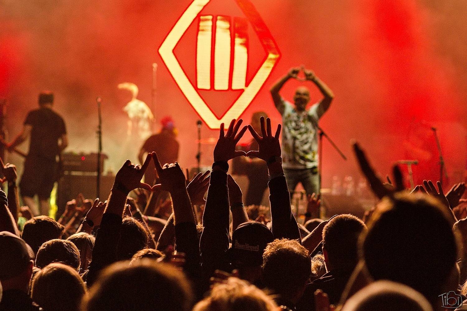 Barvy léta Tří sester přivítaly Mig 21, Alkehol, Lenny nebo E!E