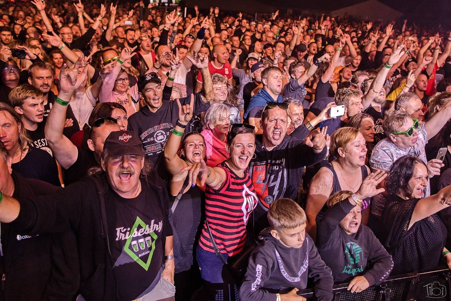 Barvy léta Tří sester přivítaly Mig 21, Alkehol, Lenny nebo E!E