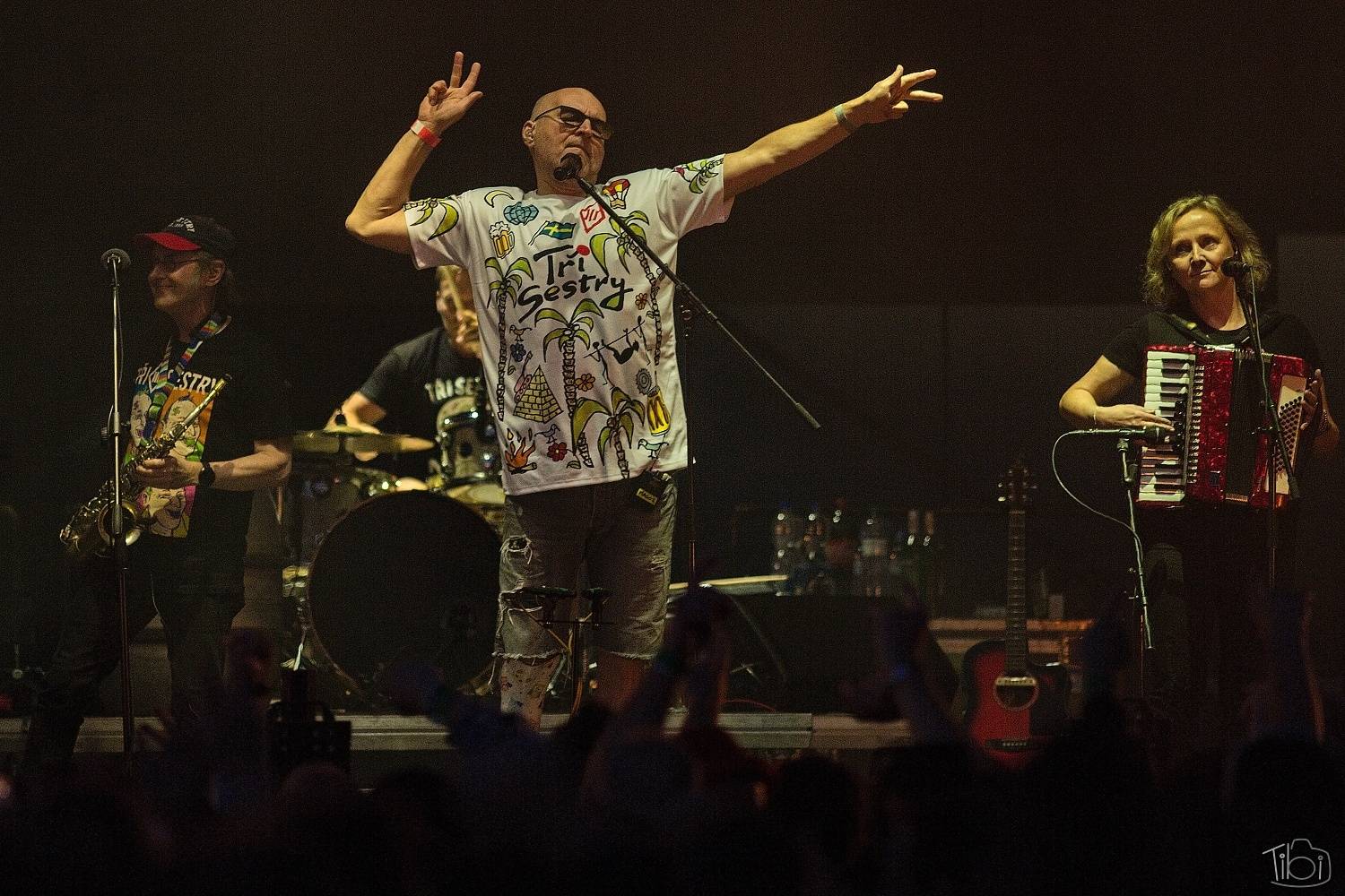 Barvy léta Tří sester přivítaly Mig 21, Alkehol, Lenny nebo E!E