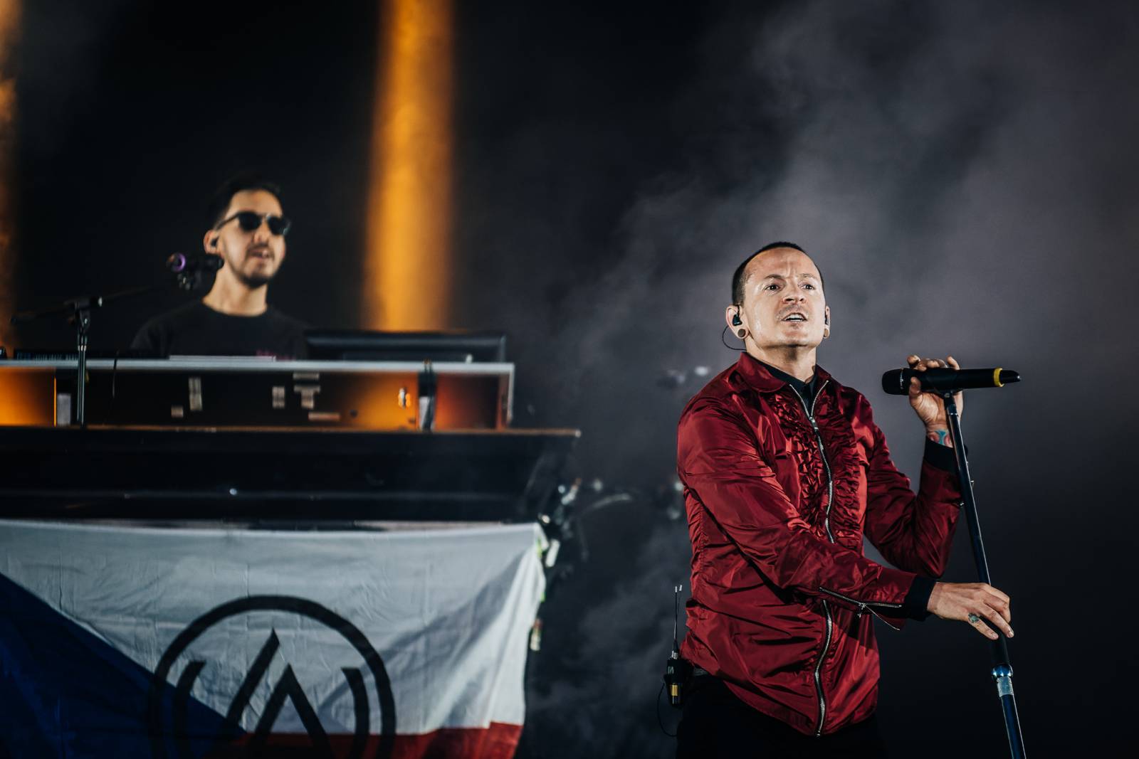 Zatímco fanoušci nadšeně skandovali Linkin Park, on bojoval s démony. Chester Bennington ve vzpomínkách z Prahy a Norimberku