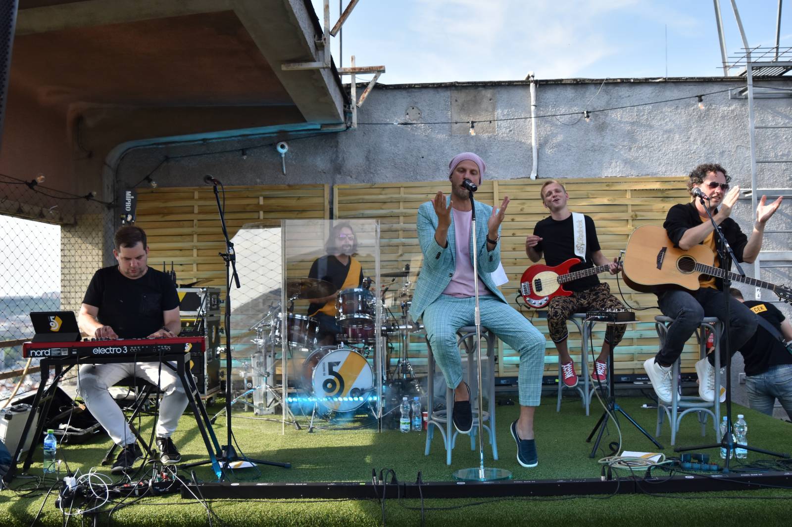 O5 a Radeček zase na střechách. V Praze rozdávali veselí na Radosti