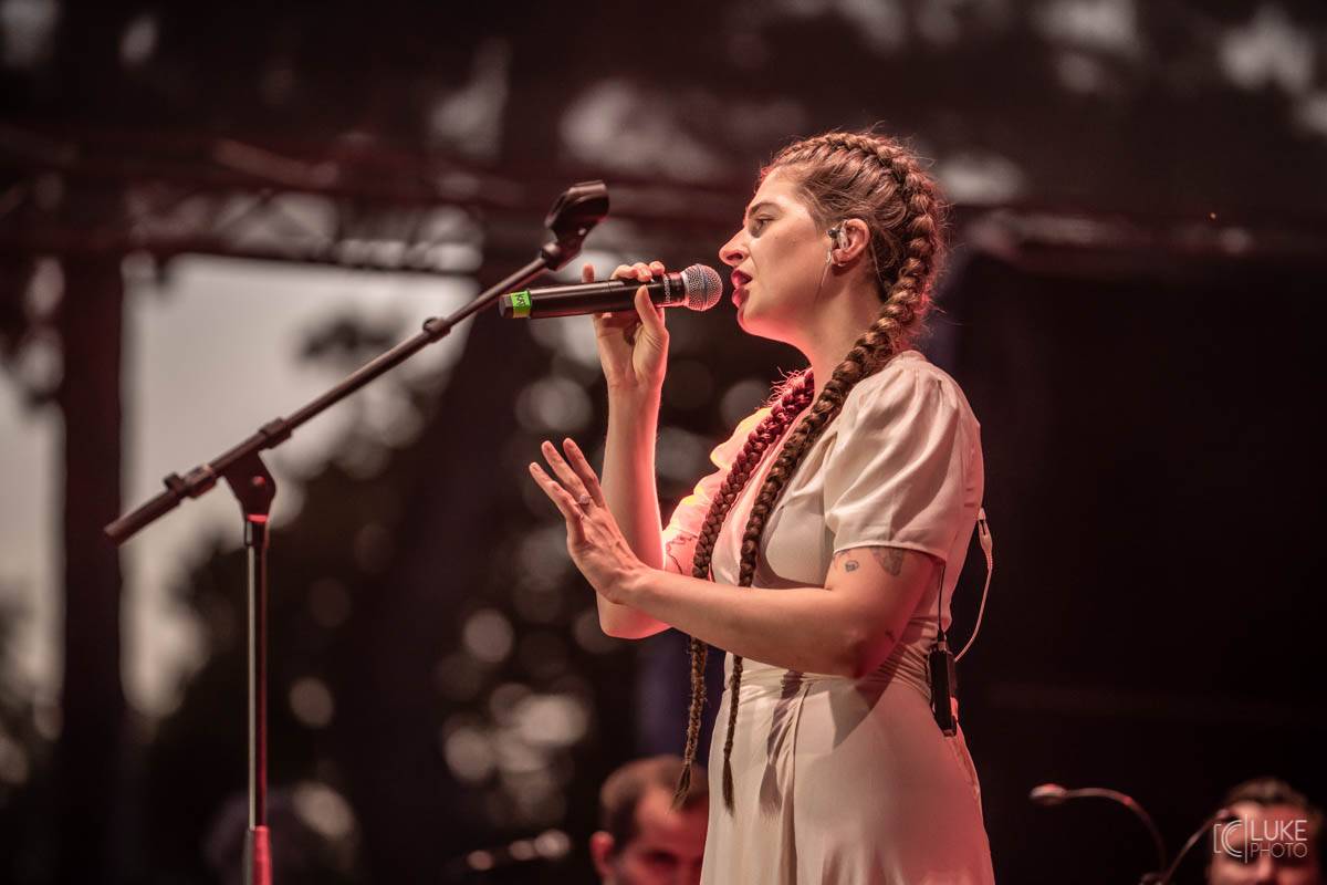 Glorchestra se rozezněla ve Slavkově, v zámeckém parku si se symfoniky tykali Tata Bojs, Vladimir 518, Katarzia i Bratři