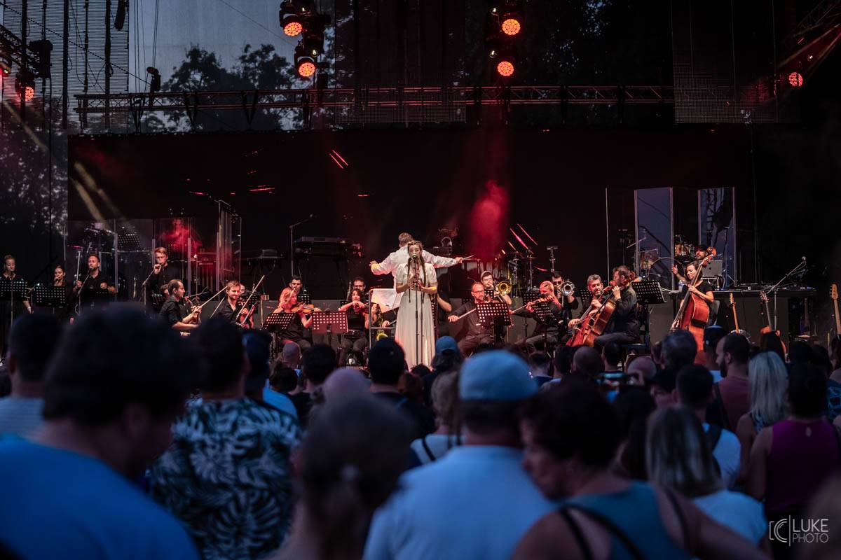 Glorchestra se rozezněla ve Slavkově, v zámeckém parku si se symfoniky tykali Tata Bojs, Vladimir 518, Katarzia i Bratři