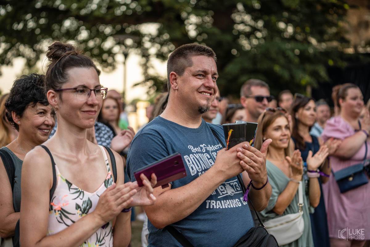 Glorchestra se rozezněla ve Slavkově, v zámeckém parku si se symfoniky tykali Tata Bojs, Vladimir 518, Katarzia i Bratři