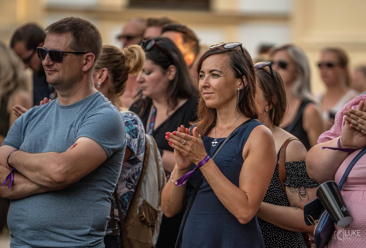 Glorchestra se rozezněla ve Slavkově, v zámeckém parku si se symfoniky tykali Tata Bojs, Vladimir 518, Katarzia i Bratři