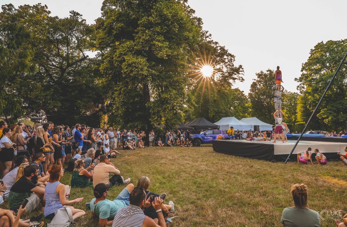 Glorchestra se rozezněla ve Slavkově, v zámeckém parku si se symfoniky tykali Tata Bojs, Vladimir 518, Katarzia i Bratři