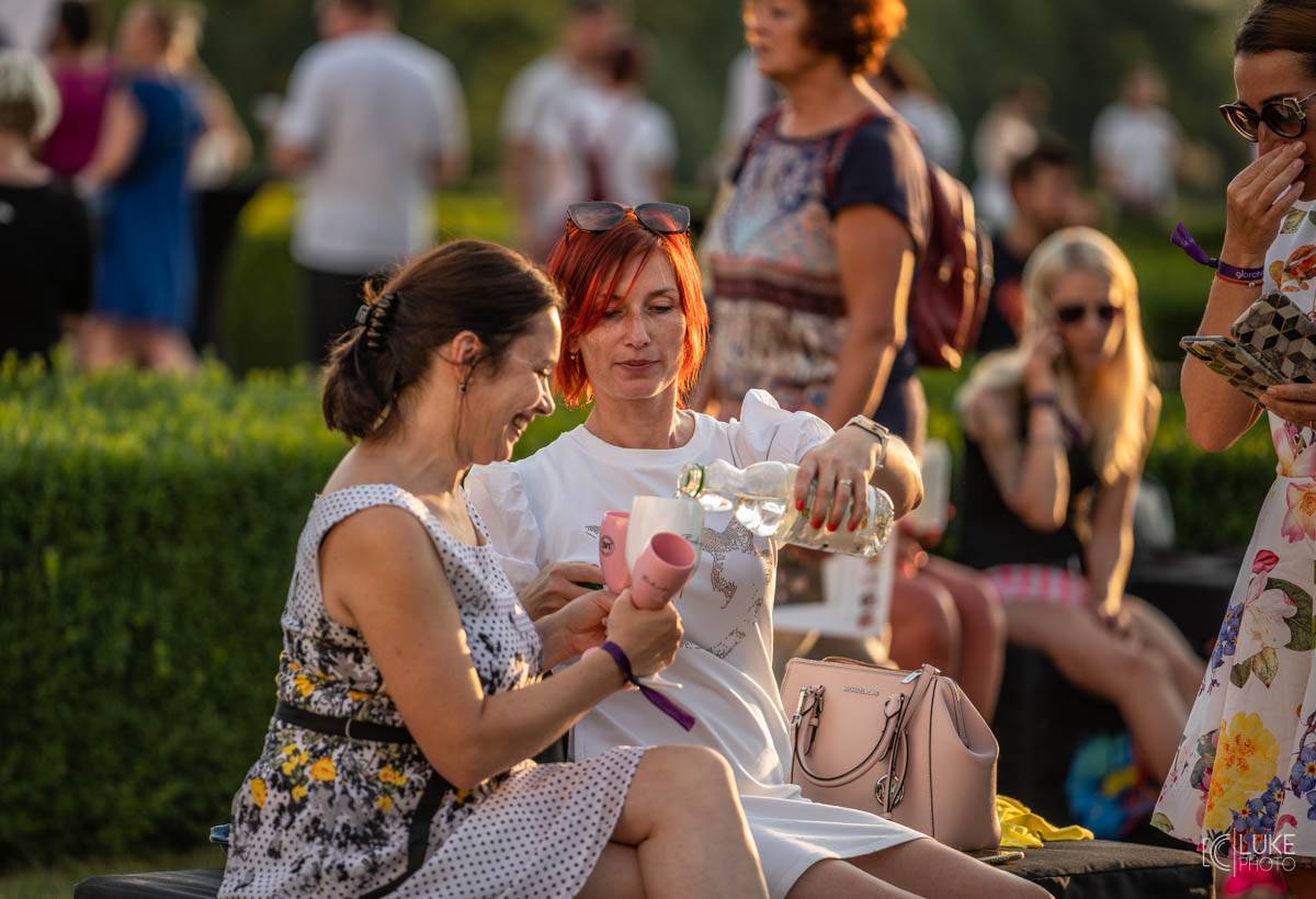 Glorchestra se rozezněla ve Slavkově, v zámeckém parku si se symfoniky tykali Tata Bojs, Vladimir 518, Katarzia i Bratři