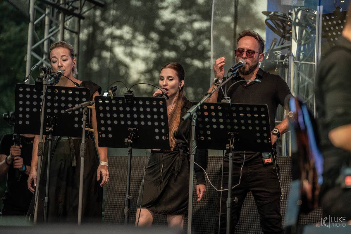 Glorchestra se rozezněla ve Slavkově, v zámeckém parku si se symfoniky tykali Tata Bojs, Vladimir 518, Katarzia i Bratři