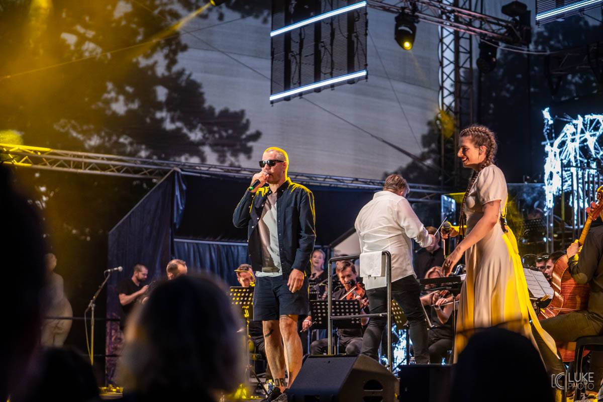 Glorchestra se rozezněla ve Slavkově, v zámeckém parku si se symfoniky tykali Tata Bojs, Vladimir 518, Katarzia i Bratři