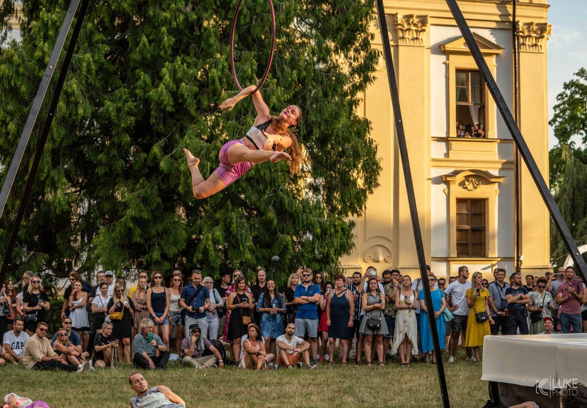 Glorchestra se rozezněla ve Slavkově, v zámeckém parku si se symfoniky tykali Tata Bojs, Vladimir 518, Katarzia i Bratři