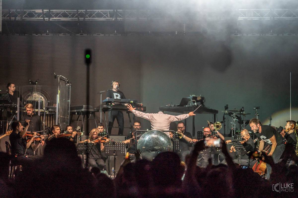 Glorchestra se rozezněla ve Slavkově, v zámeckém parku si se symfoniky tykali Tata Bojs, Vladimir 518, Katarzia i Bratři