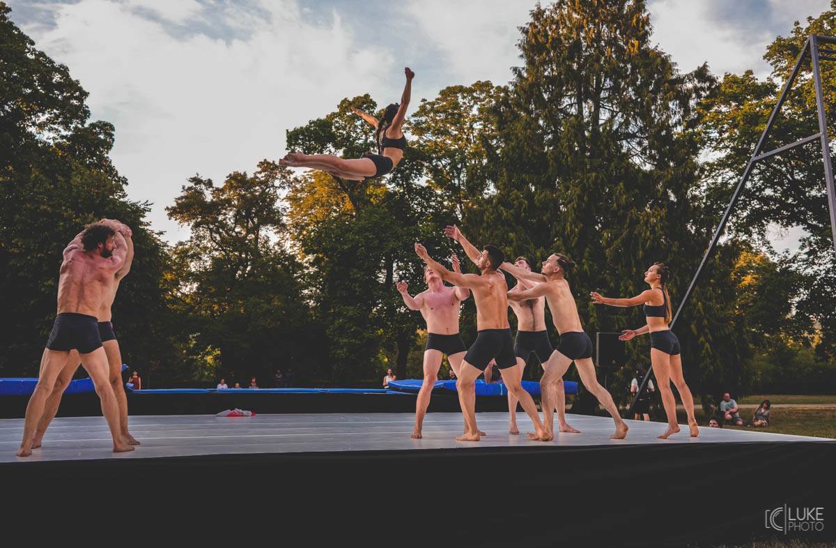 Glorchestra se rozezněla ve Slavkově, v zámeckém parku si se symfoniky tykali Tata Bojs, Vladimir 518, Katarzia i Bratři